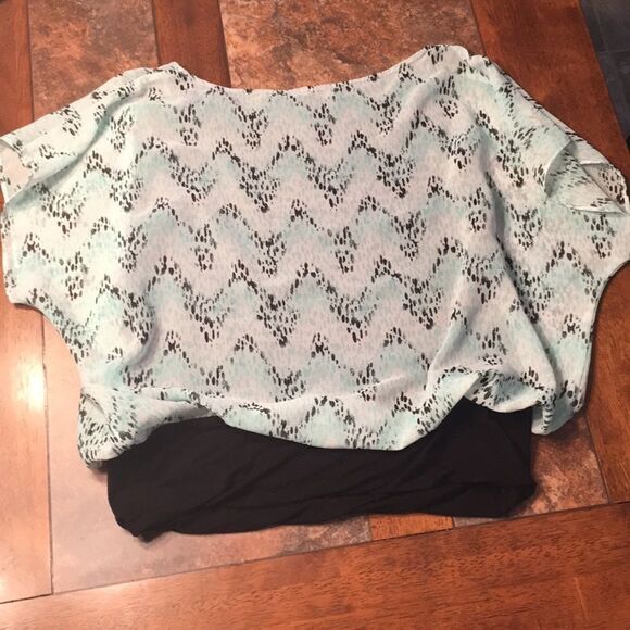 Cute AB Studio top🌸 - Picture 2 of 4